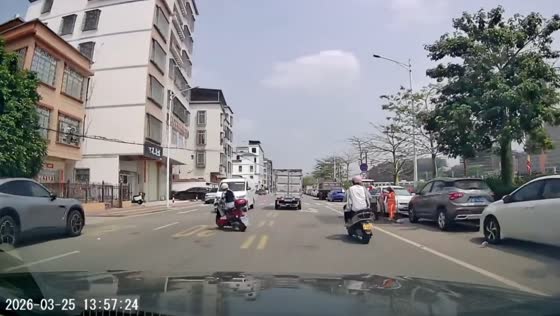 Motorcycle rider thrown after collision with van in Guangdong, China