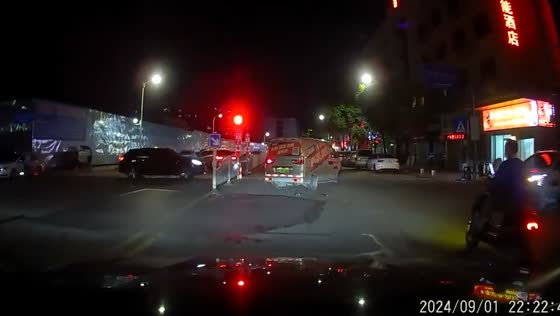 Two injured in chain accident involving three vehicles in Guangdong, China