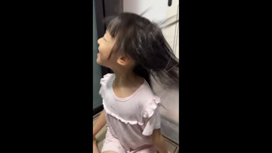 Dog copies girl's head movements in Sichuan, China