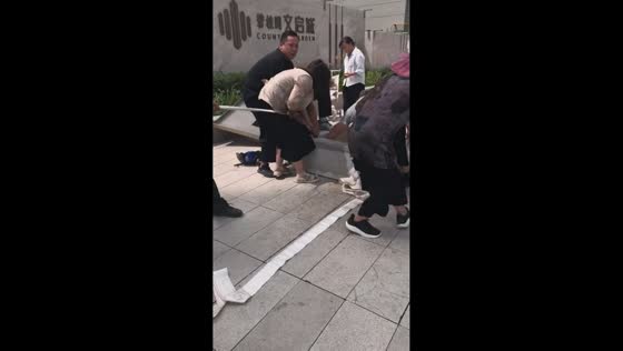 Child rescued from hole through teamwork in Xinjiang, China