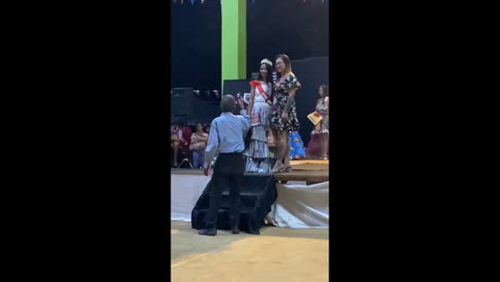 Grandfather captures grandchildren’s achievement with old phone in Palawan, Philippines