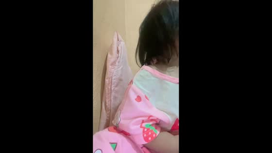 Toddler pauses prayer after sudden funny interruption in Cebu, Philippines