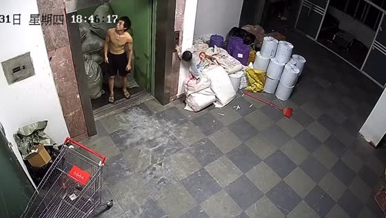 Child interrupts elevator doors multiple times in Guangdong