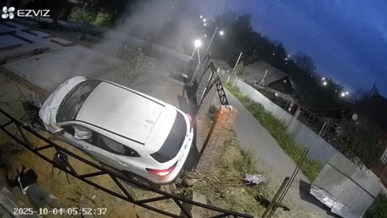 Drunk driver crashes into fence and flees scene in Kolchugino, Russia