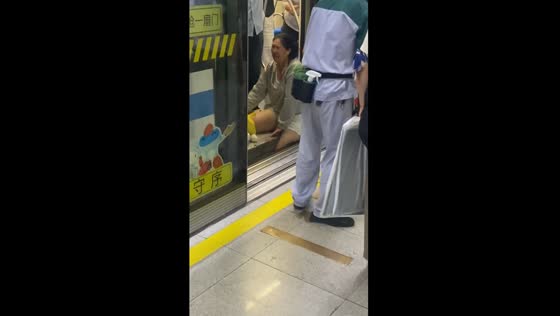 Shanghai metro commotion: woman's leg trapped, prompt police response