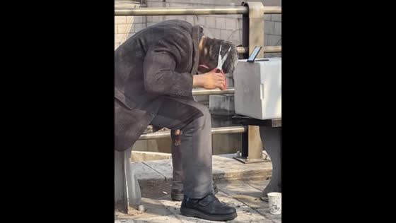Man spotted cutting his own hair on the roadside in Suwon, South Korea