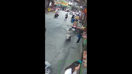 Falling tree branch narrowly misses motorcyclist in Guangdong, China