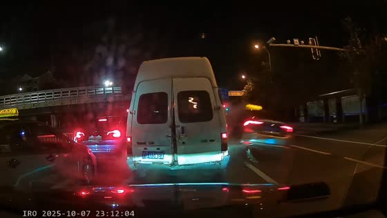 Taxi crashes into stationary car during traffic in Liaoning, China