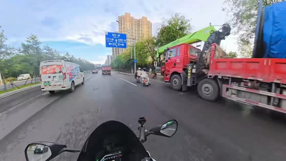 E-scooter rider loses balance while entering bike lane in Shaanxi, China