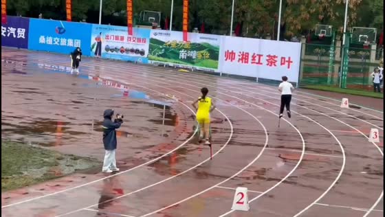 Amazing coordination in team stilt race victory in Hunan, China