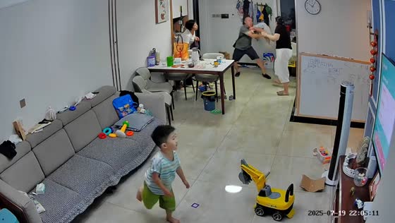 Quick reaction prevents baby from falling in Shandong, China