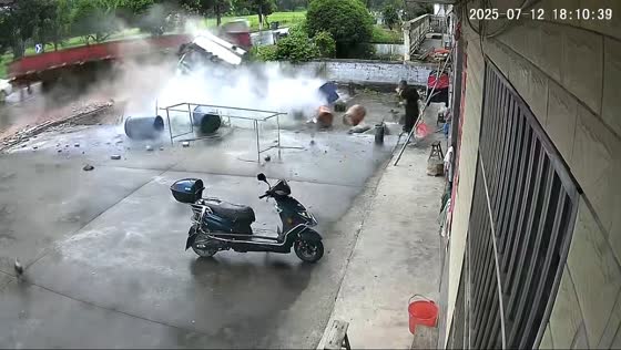 Truck crashes into parking area and vacant land in Guangdong Province, China