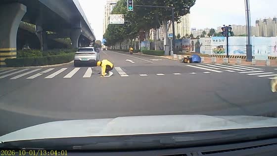 E-scooter rider crashes into vehicle at intersection in Henan, China