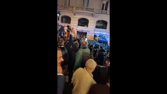 Pro-Pal protest march reaches police barricade in Rome, Italy