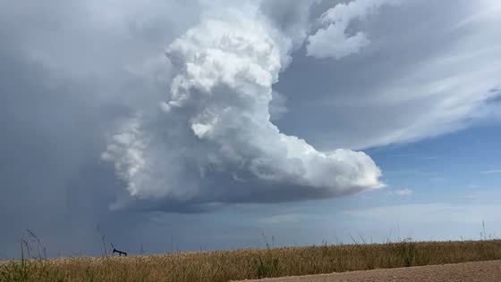 Severe thunderstorm cloud dominates sky over Kansas, USA