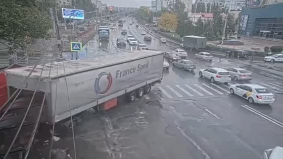 Truck loses control and crashes into minibus in Krasnoarmeysk, Russia