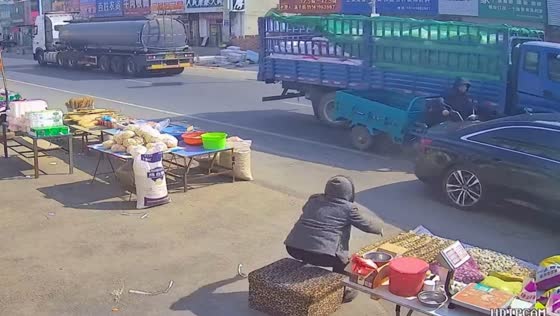 Vehicles fail to yield and collide into parked Audi in Liaoning, China