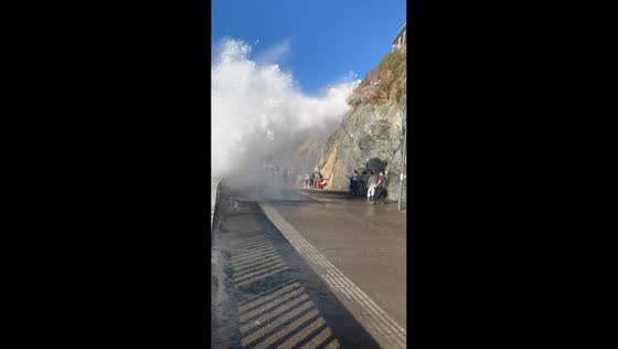 Passerby caught in big wave splash in Cartagena, Chile