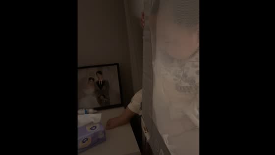 Child plays with foot to reach wipes in video from Jiangsu, China