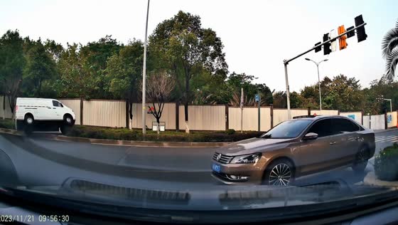 Risky maneuver on slippery roads: dramatic car collision in Chongqing, Southwest China