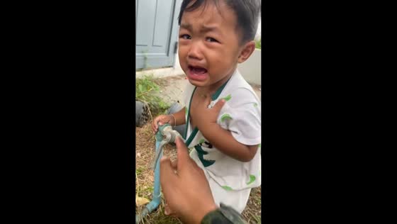 Toddler repeatedly gets shirt caught on faucet in Phetchabun, Thailand