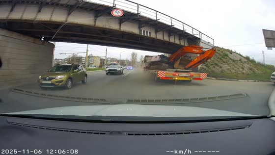 Truck gets stuck under low railway bridge in Oryol, Russia