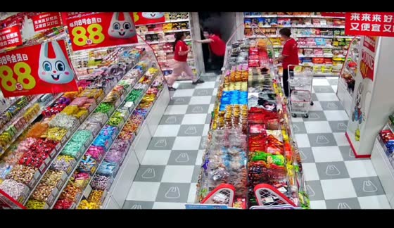 Convenience store prank sends coworker fall to the ground in Shandong, China