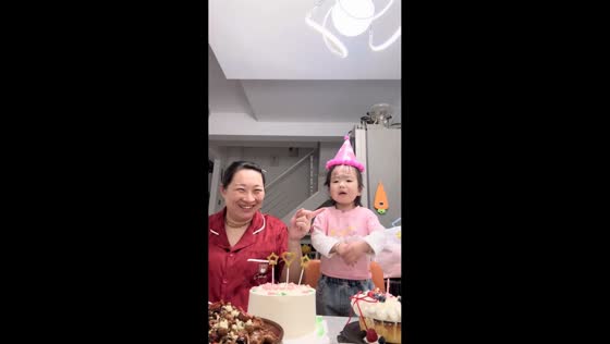 Toddler insists on blowing birthday candles again in Tianjin, China
