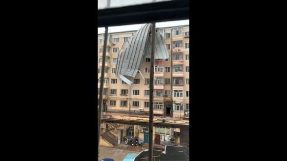 Massive roof collapses onto parked vehicles during strong winds in Mudanjiang, China