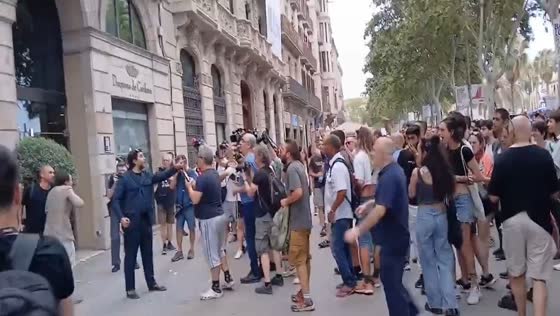 Protest in Barcelona: tourists go home, refugees welcome!