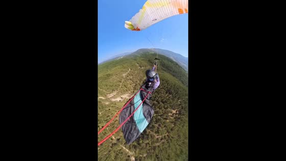 Paraglider deploys reserve chute after turbulence in Laragne-Montéglin, France
