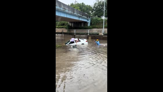 Civilians rescue passengers from submerged car in Zhejiang, China