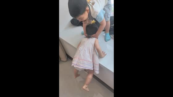 Boy helps little girl climb up in amusing moment in Anhui, China