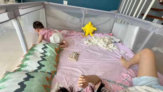 Baby’s attempt to crawl away is stopped by playpen in Anhui, China