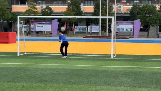 Student blocks football goal with unusual move in Guangdong