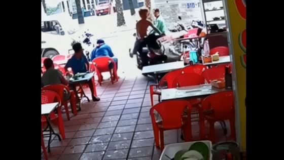 Scooter crash at Bali restaraunt: guy escapes with minor injuries