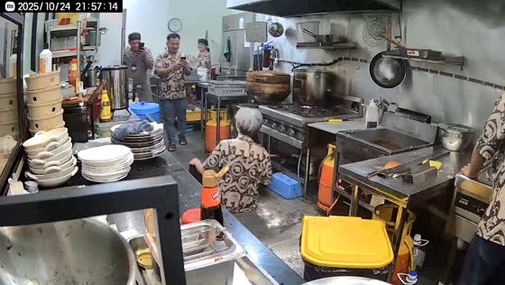 Kitchen worker slips, covers face in flour in Malaysia