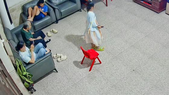Girl falls after missing chair in Shanxi, China