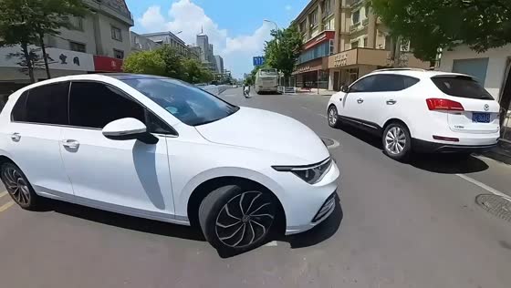 Motorcyclist collides with car during sudden U-turn in Jiangsu, China