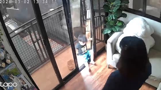 Aunt’s quick reaction prevents injury from falling glass door in Mandaluyong, Philippines