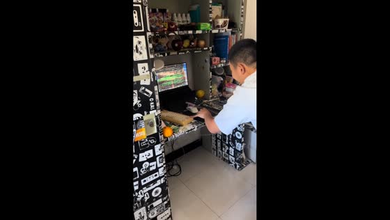Guy breaks computer screen while playing billiard simulator in Guangdong, China