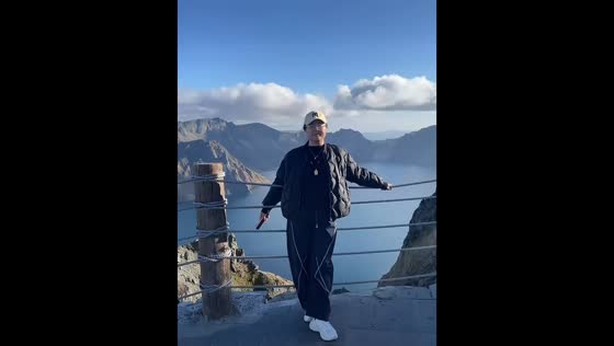 Woman hilariously drops phone while posing at Tianchi Lake in Jilin, China