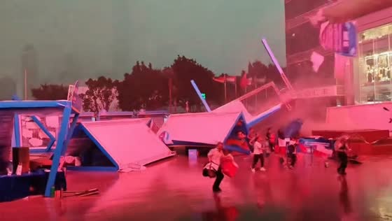 Tornado tears through marketplace in Guangdong, China