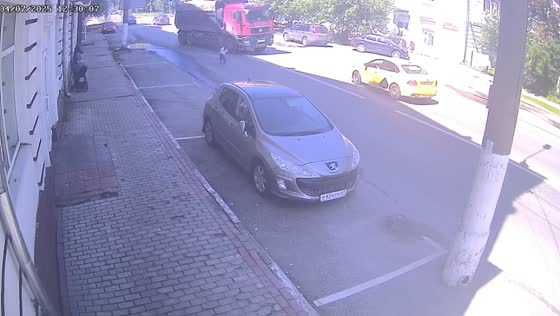 Truck swerves to avoid child, crashes head-on with taxi in Tver, Russia