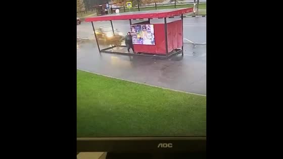 Elderly driver confuses pedals, triggers collision at Obninsk bus stop