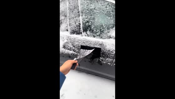 Man demonstrates convenience of magnetic stickers during winter in Jilin, China