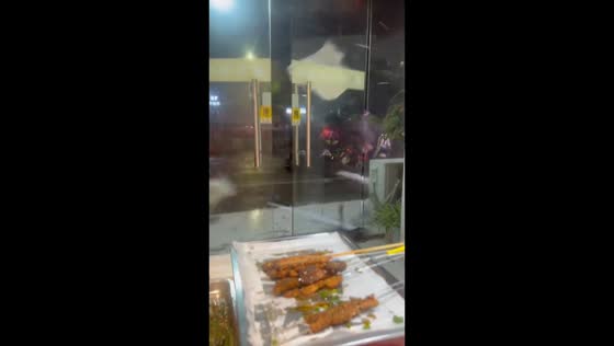 Powerful gusts smash storefront during storm in Hubei, China