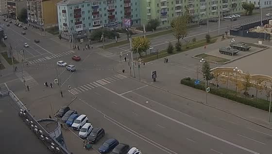 Car swerves into oncoming traffic and crashes into road sign in Kurgan, Russia