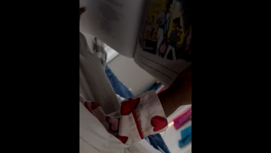 Toddler hilariously pretends to read before bed in Raleigh