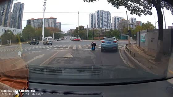 Car narrowly avoids pedestrian on turn in Hunan, China